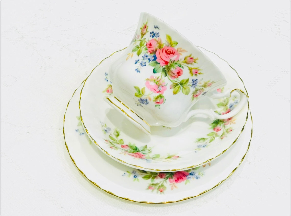 Ensemble tasse à thé et soucoupe Royal Albert Moss Rose avec assiette à thé assortie