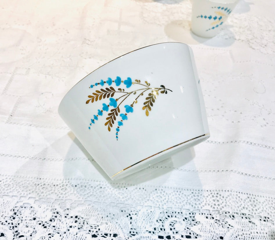 Tasses à thé et soucoupes anciennes blanches et bleues