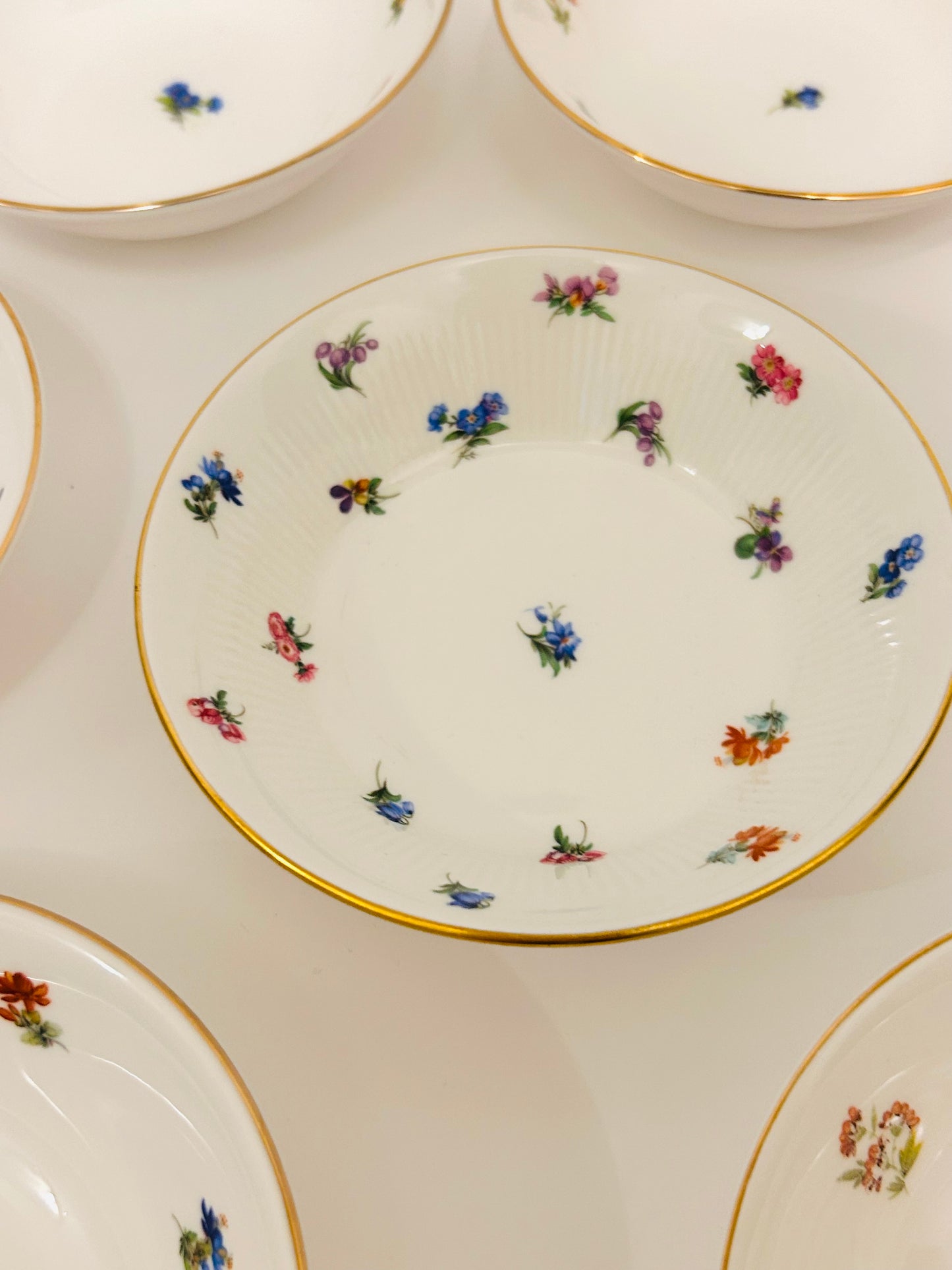 Un ensemble de bols à céréales et à flocons d'avoine aux baies