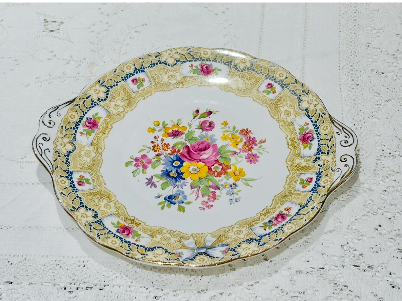 Assiette à gâteau en porcelaine Royal Albert motif « Valentin »