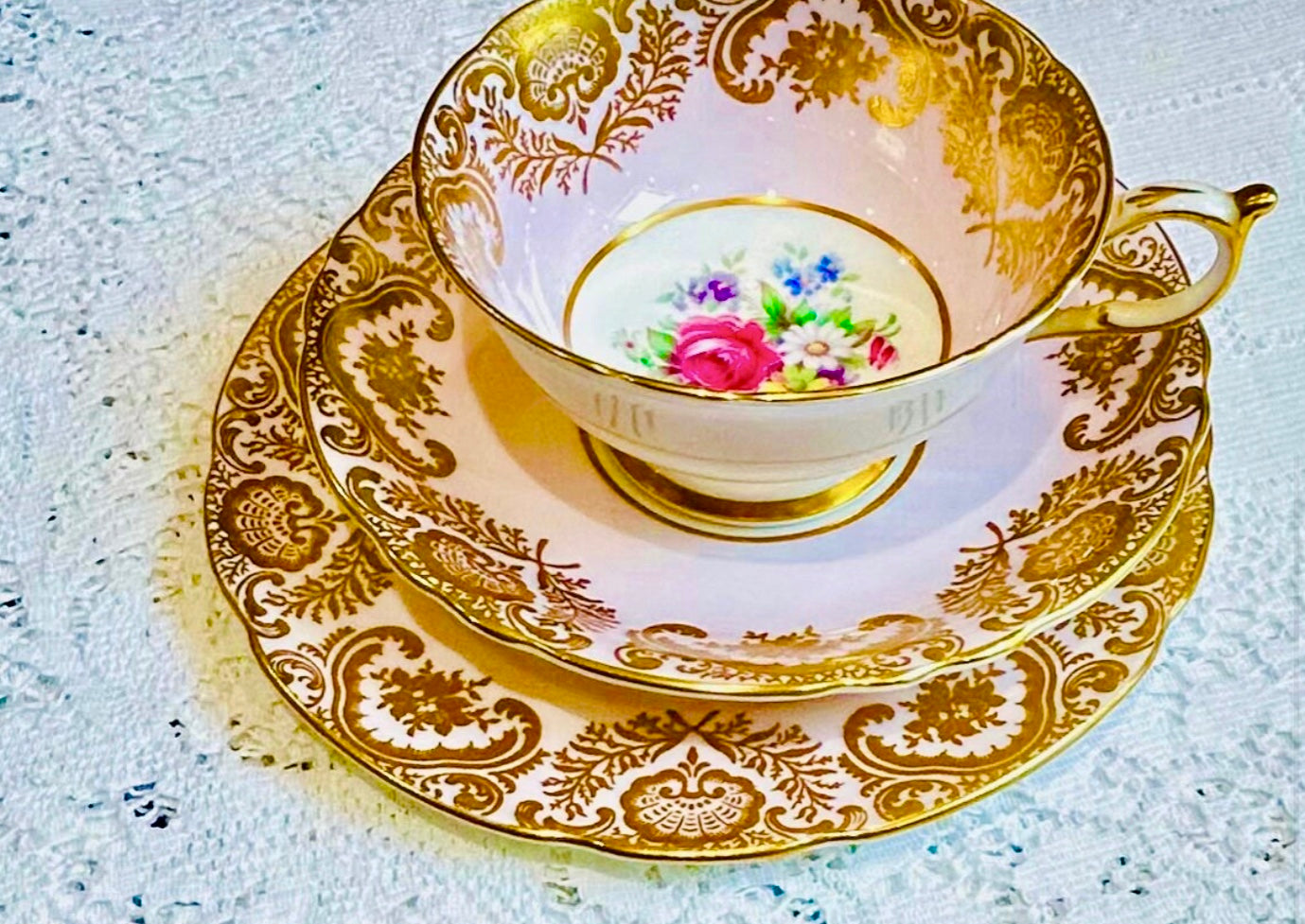 Ensemble tasse à thé et soucoupe à motif floral rose et or Paragon China