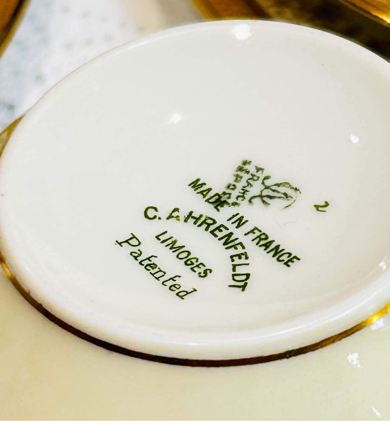 Tasses à thé et soucoupes vintage françaises de Limoges, crème et or