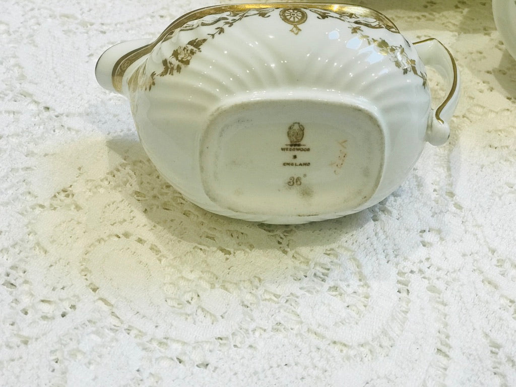 Ensemble sucrier et crémier Wedgwood blanc et or