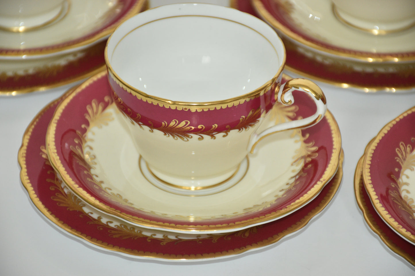 Service à thé Aynsley en porcelaine anglaise pour le thé de l'après-midi - Tasses et soucoupes canneberge et or