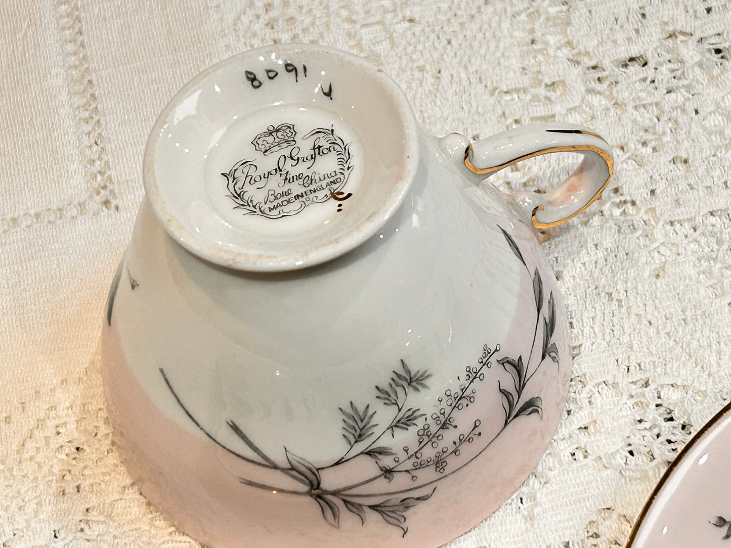 Ensemble tasse à thé et soucoupe à motif floral rose Royal Grafton