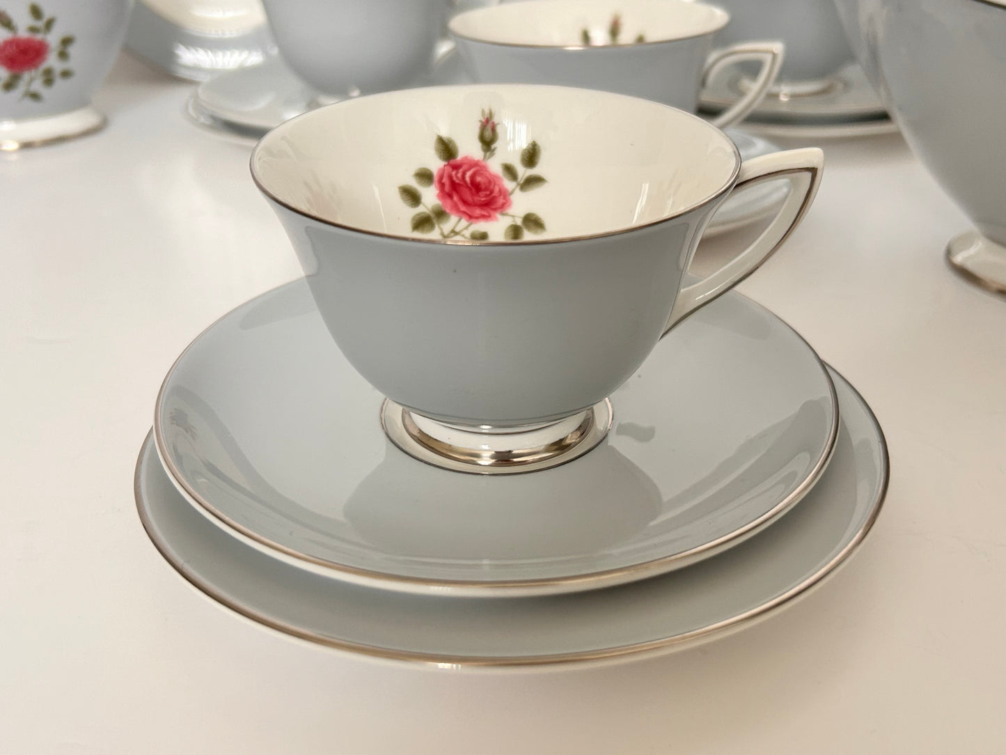 Ensemble tasse à thé et soucoupe Royal Doulton - « Chateau Rose »