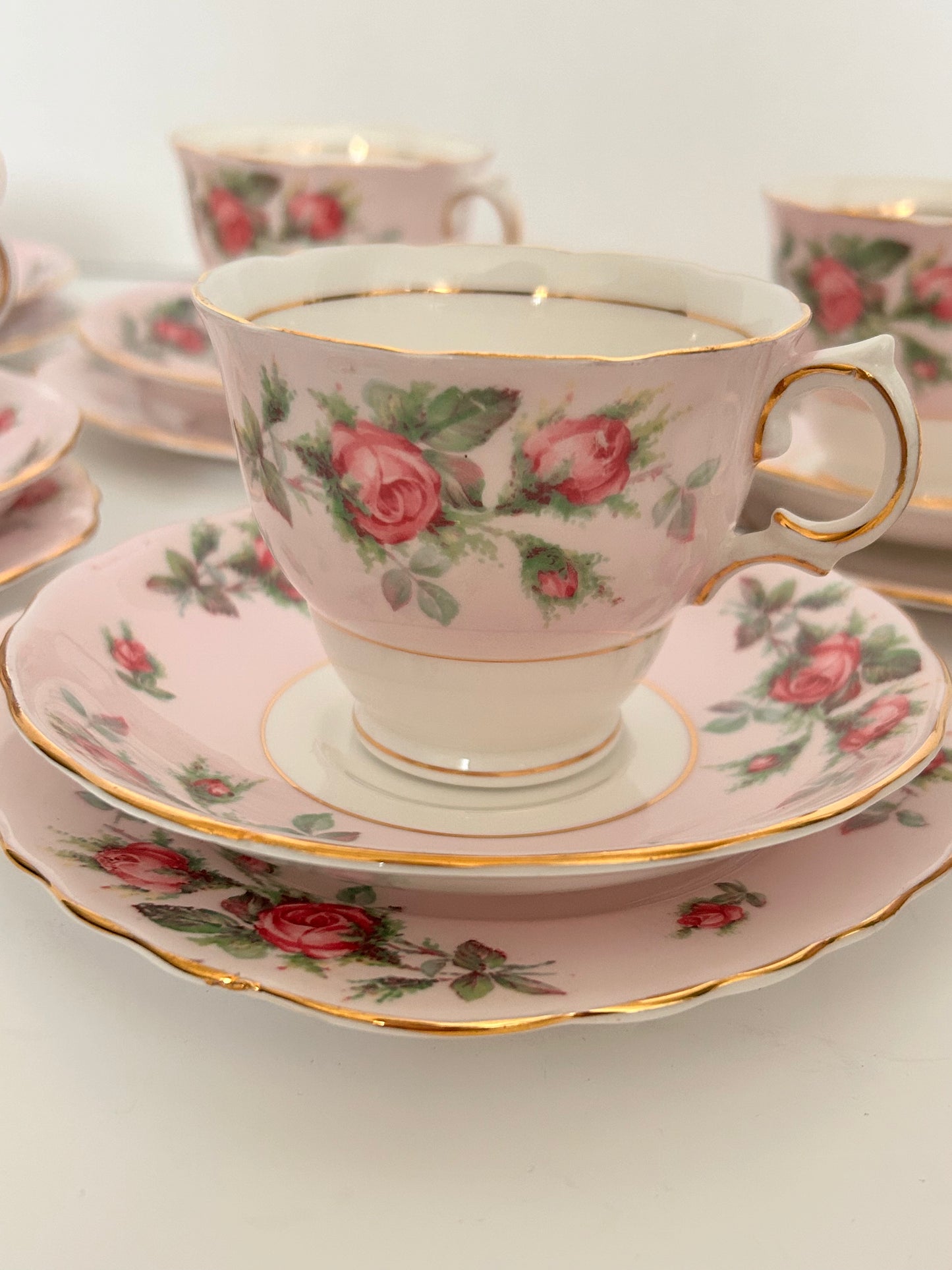 Vendu - 4 x tasses à thé et soucoupes vintage roses par Colclough China Af