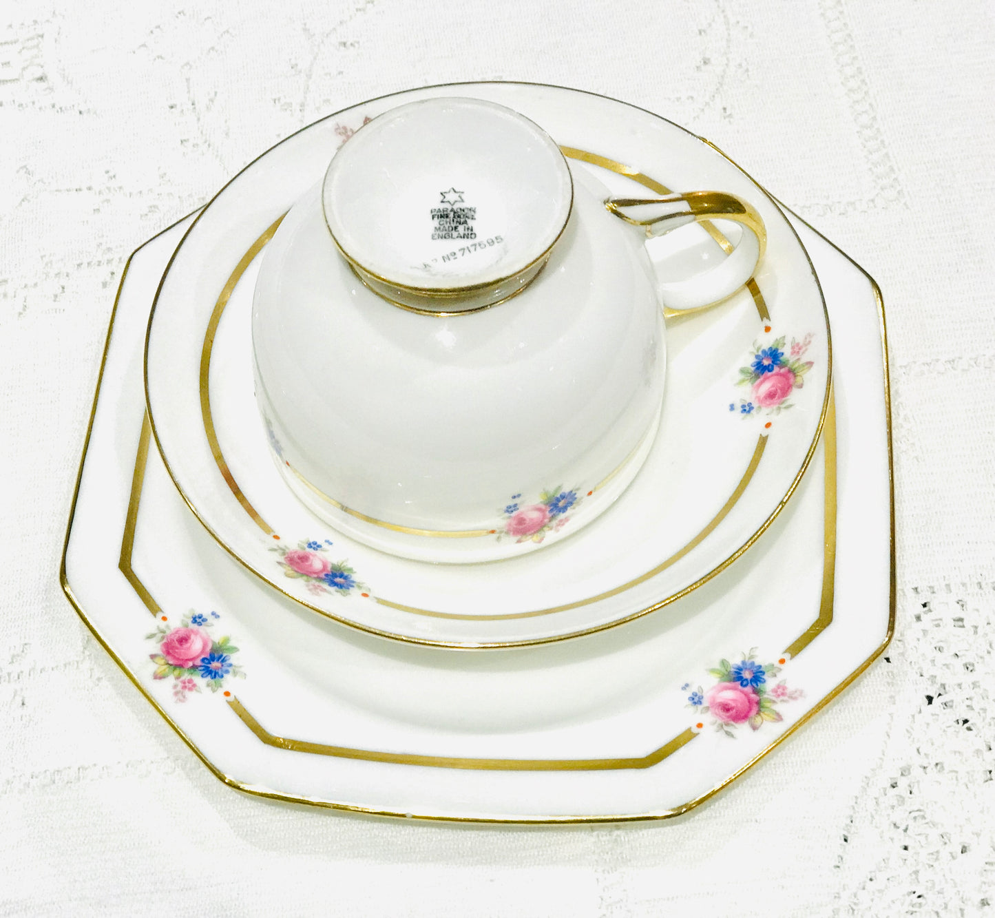 Ensemble de trois tasses à thé et soucoupes en porcelaine Paragon, motif roses roses