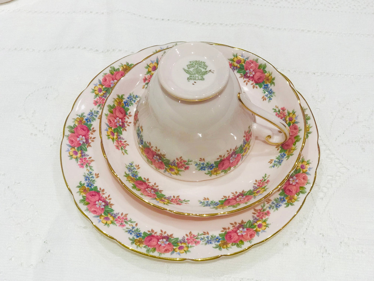 Ensemble de trois tasses à thé et soucoupes en porcelaine rose toscane