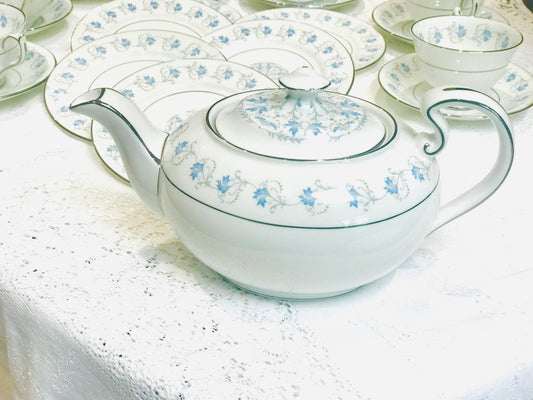 Aynsley Bone China Teapot – “Dianne” Pattern (c.1950-1960)
- elegant Vintage English bone china Teapot. Made in England by Aynsley China. Original vintage in superb condition. The pattern is called “Dianne”. White base colour decorated with blue flowers. Silver/Platinum edges. Vintage English afternoon tea china for the &porcelain collector - Wedding Gift for the Bride.