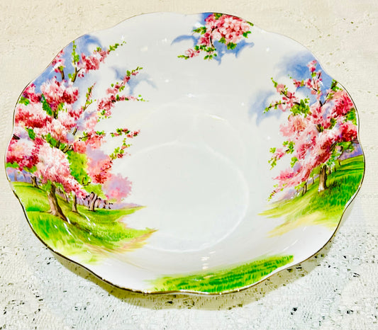 🌸 Royal Albert “Blossom Time” Fruit Bowl – Large. Celebrate the charm of springtime with this pretty vintage fruit bowl from Royal Albert’s beloved Blossom Time series.