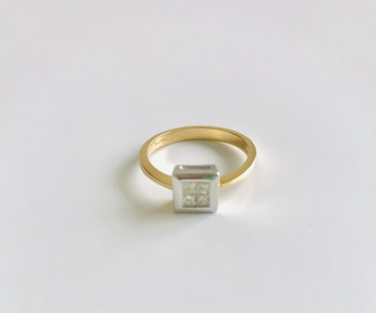 Anillo de oro de 18 quilates con diamantes de talla princesa