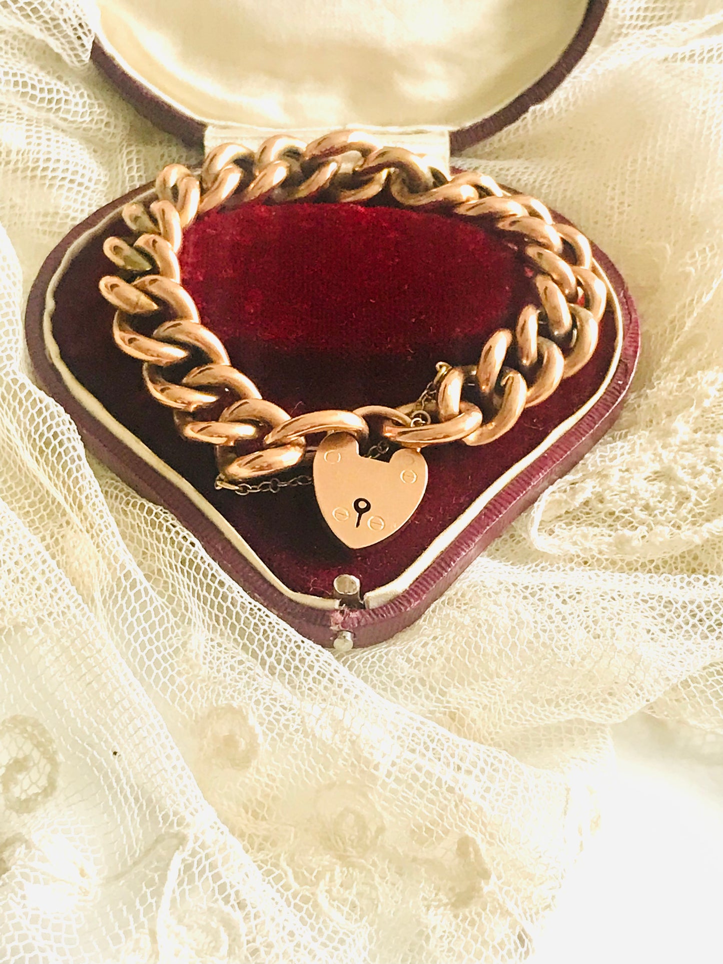 Klobiges Damen-Charmarmband aus 9-karätigem Gold in der originalen roten herzförmigen Box