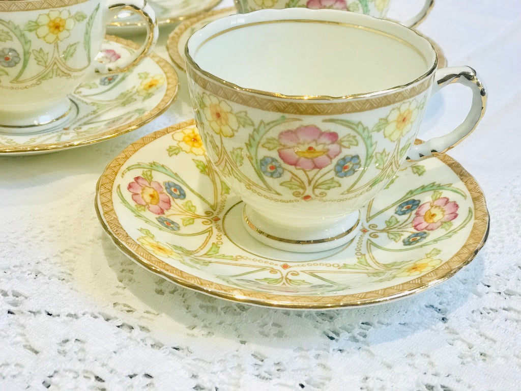 Ein Set aus 4 kleinen Teetassen und Untertassen mit Blumenmuster