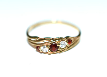 Anillo de vestir para mujer con granate rojo en oro de 9 quilates