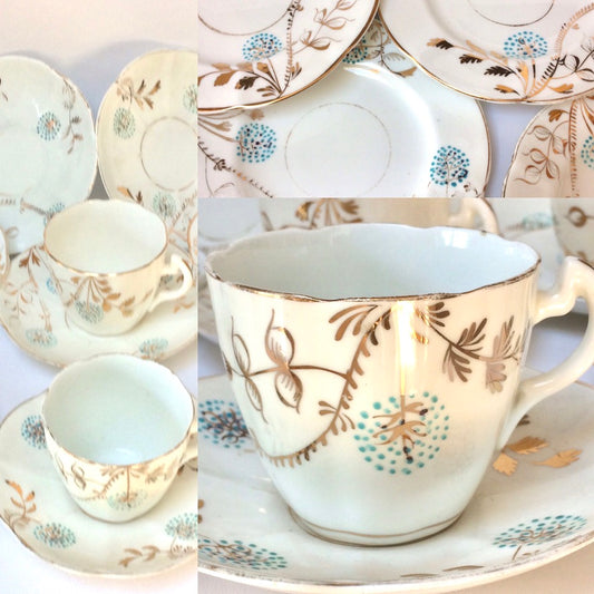 Antike Teetassen und Untertassen in Weiß und Blau