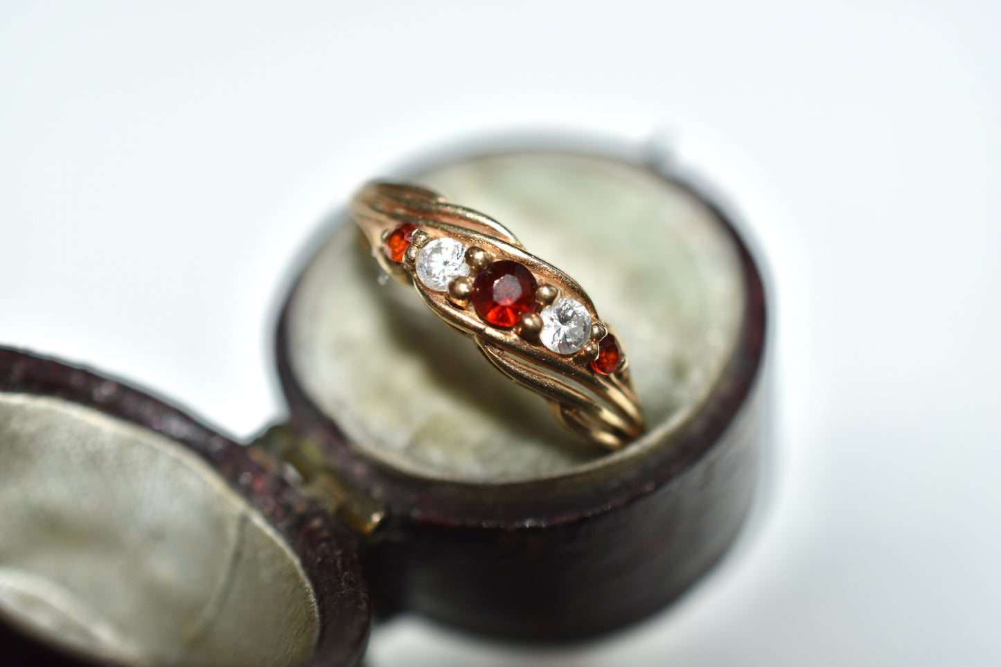 Anillo de vestir para mujer con granate rojo en oro de 9 quilates