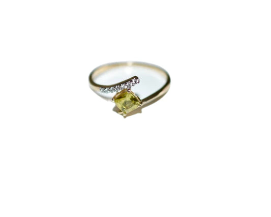 Peridot-Ring aus 10-karätigem Gold