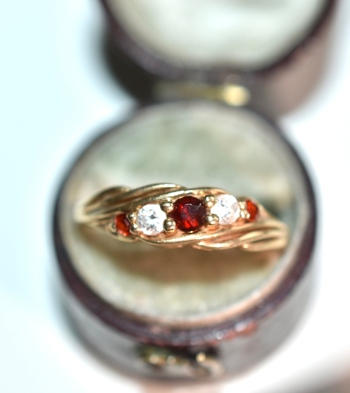 Anillo de vestir para mujer con granate rojo en oro de 9 quilates