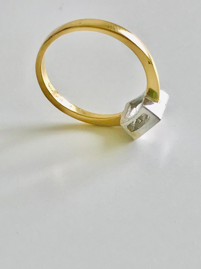 Anillo de oro de 18 quilates con diamantes de talla princesa