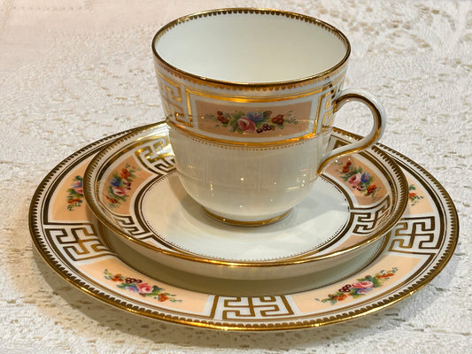 Antike Teetassen und Untertassen – Ein viktorianisches Teeservice