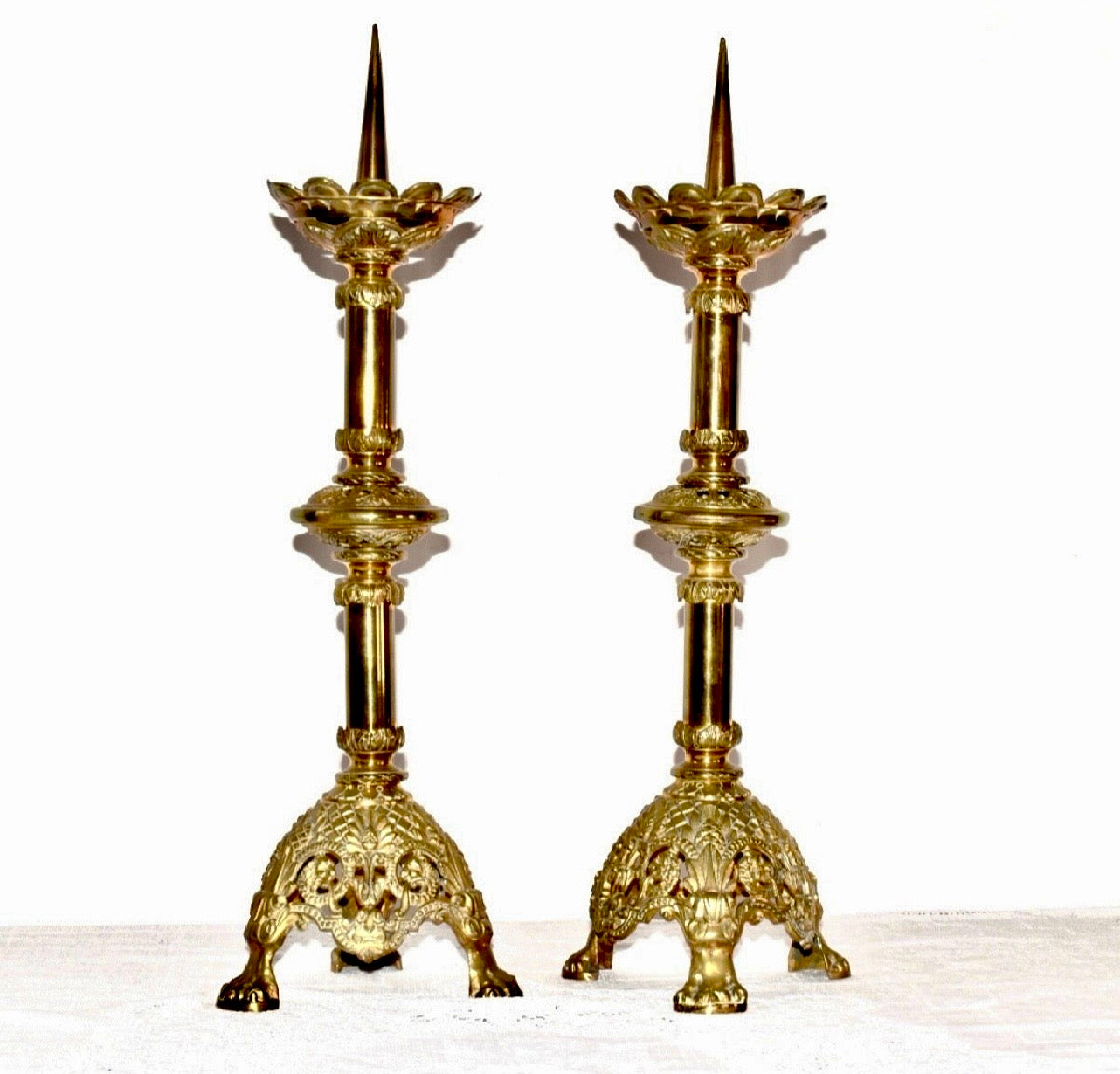 Paire de grands bougeoirs antiques en laiton