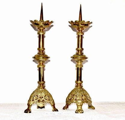 Paire de grands bougeoirs antiques en laiton