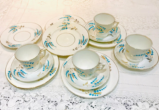 Antike Teetassen und Untertassen in Weiß und Blau