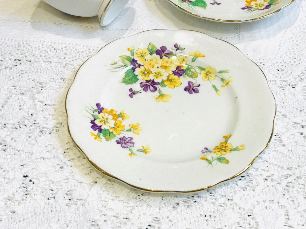 Royal Albert Teetassen-Untertassen-Trio-Set – gelbe und violette Blumen