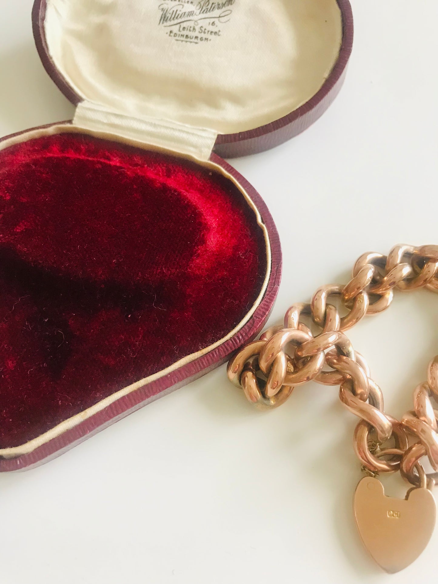Klobiges Damen-Charmarmband aus 9-karätigem Gold in der originalen roten herzförmigen Box