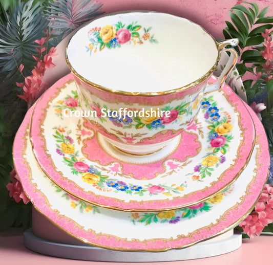 Hübsche rosa Teetasse und Untertasse von Crown Staffordshire