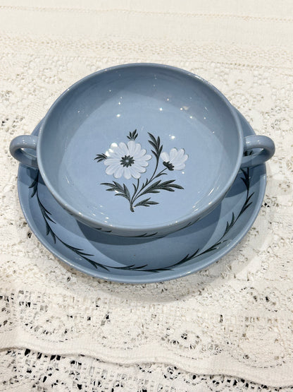 6 Wedgwood „Aster Blue“ Suppenschüsseln und Untertassen mit zwei Griffen