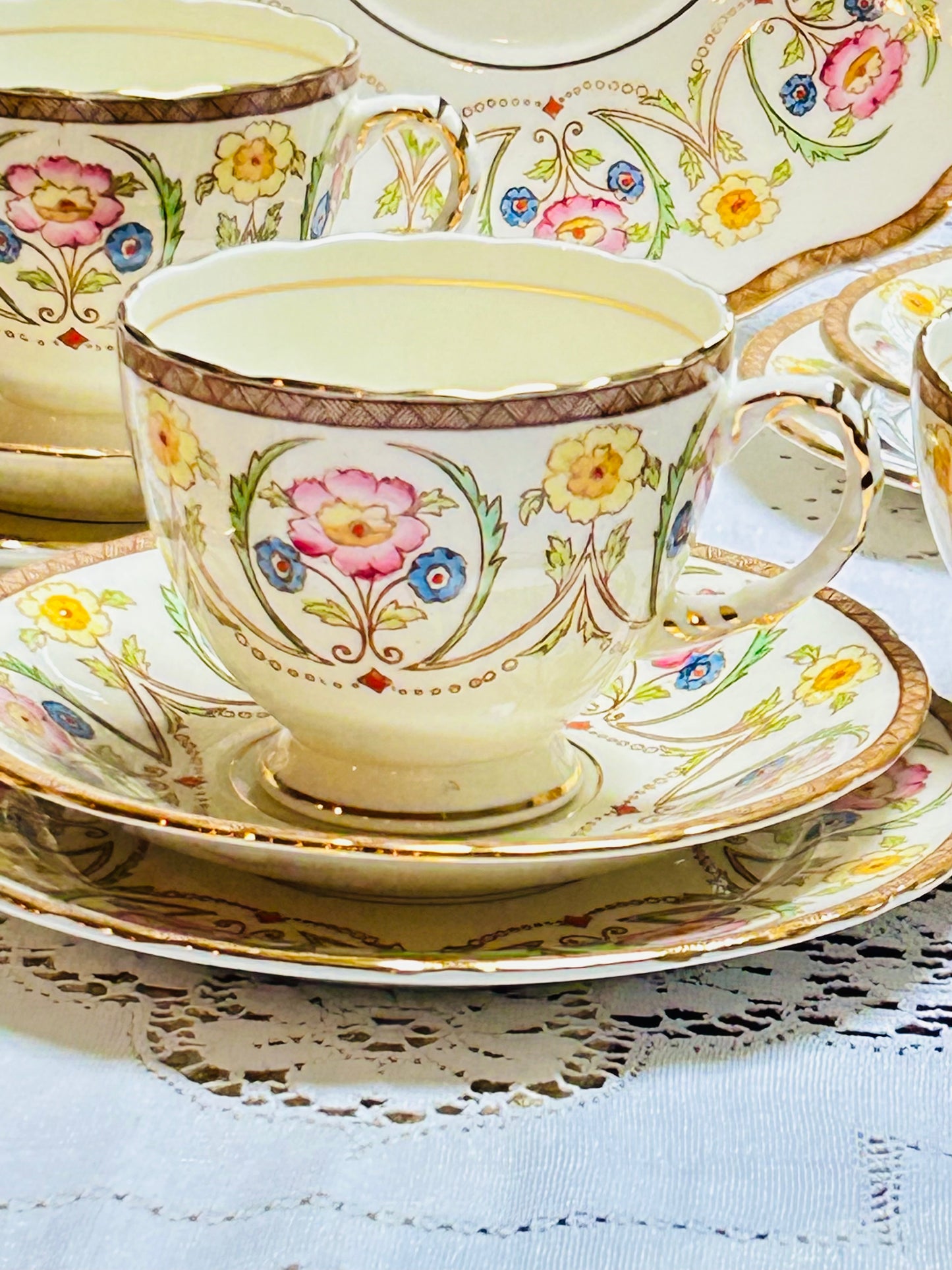 This 21-piece vintage floral tea set from Sutherland China is a charming addition to any tea lover’s collection. Made in England, each piece features delicate hand-painted flowers and fine bone china craftsmanship.