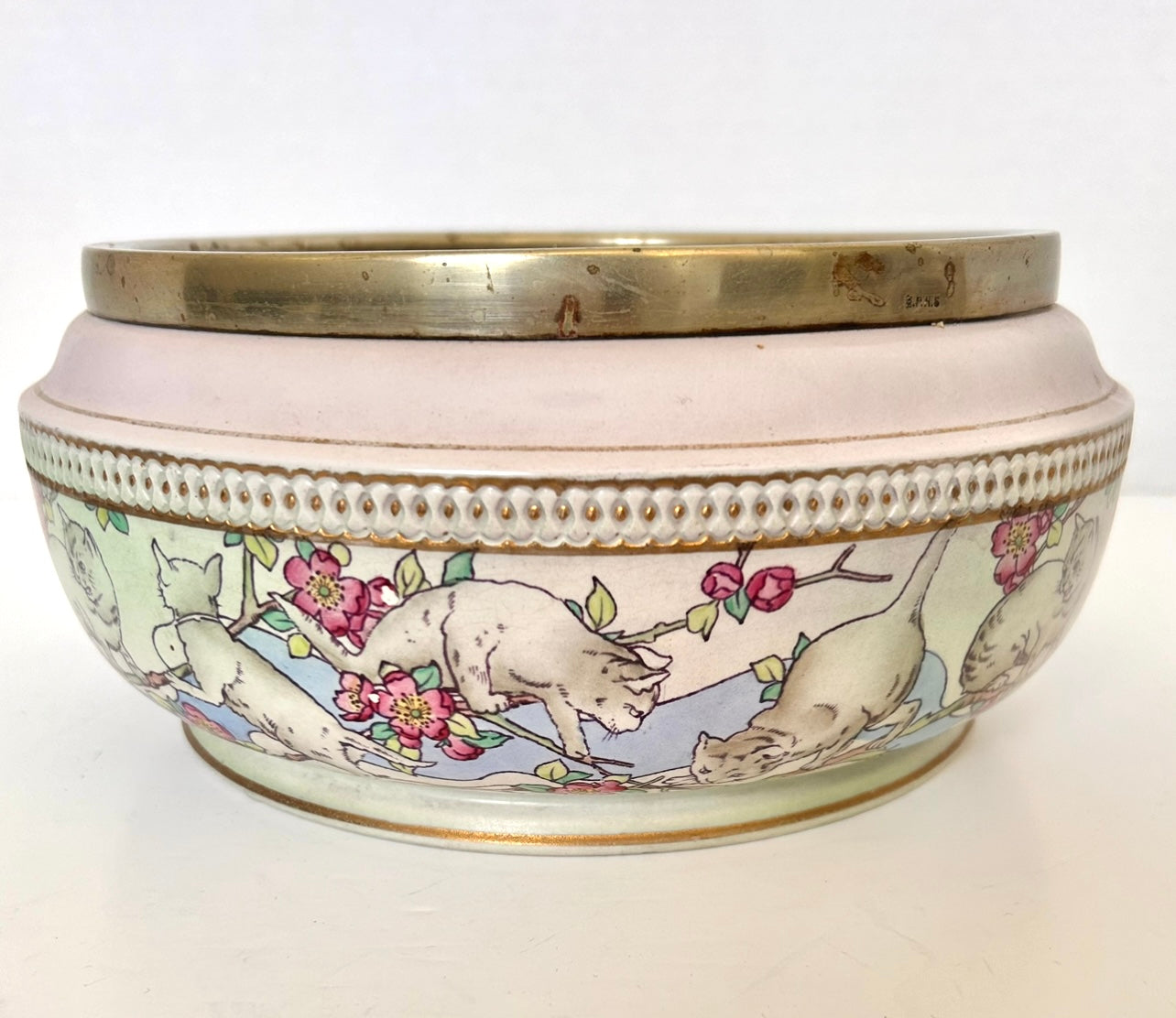 Discover the charm of this rare Foley China ceramic salad bowl, featuring an enchanting design of cats perched on branches. The bowl's unique artistry is highlighted by delicate pink and grey hues, creating a whimsical yet sophisticated aesthetic. This rare piece 