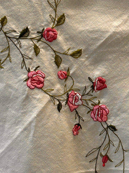 Atemberaubende bestickte runde Tischdecke mit rosa Rosen
