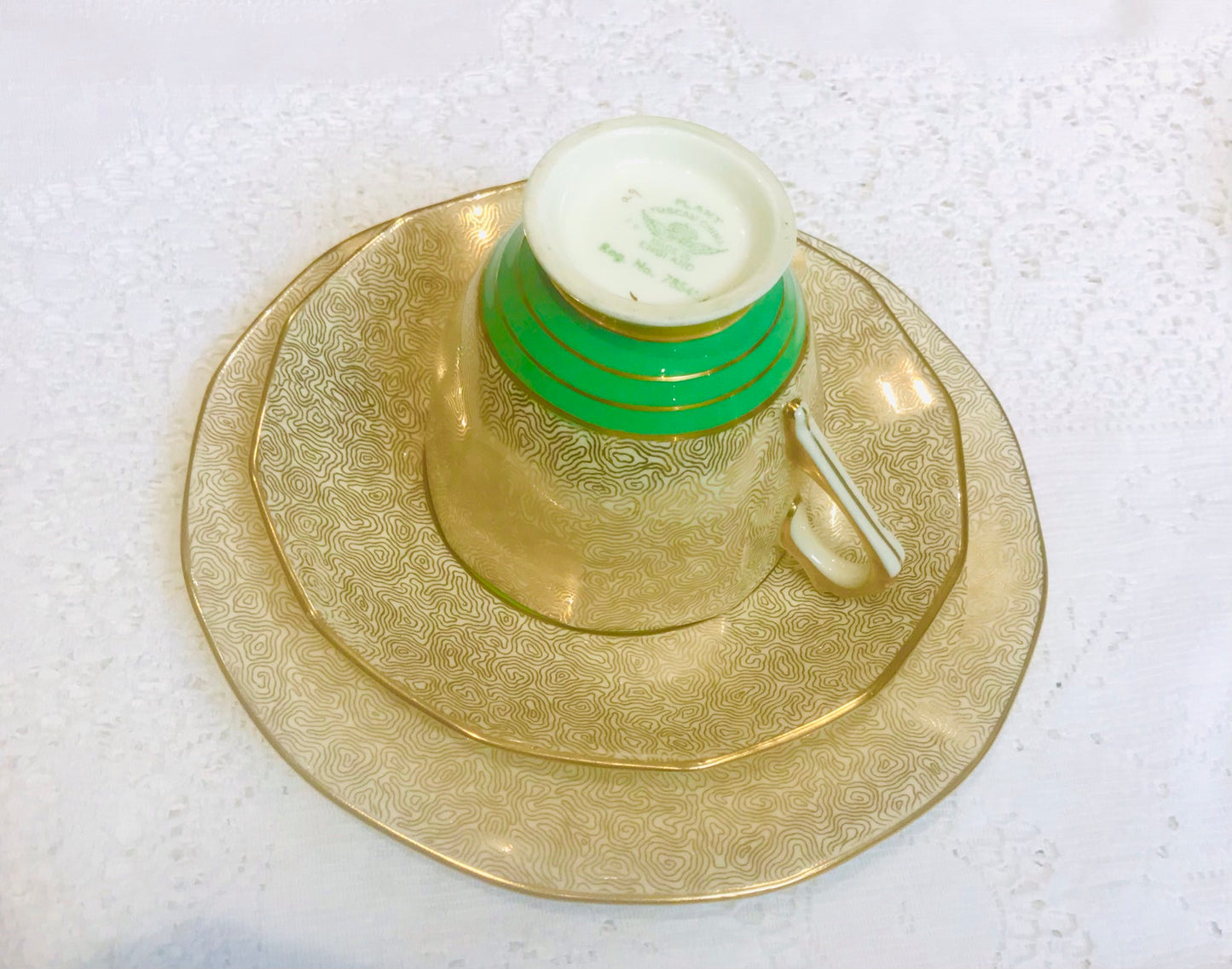 Kräftiges Art-Déco-Teetassen- und Untertassen-Set aus toskanischem Porzellan in Grün und Gold