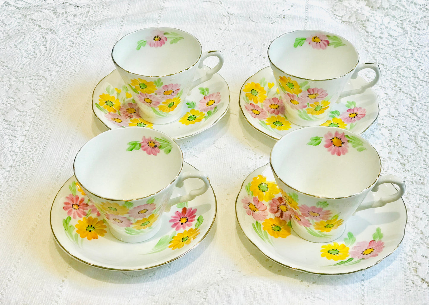 Hübsches Vintage-Teeservice mit rosa und gelben Blumen