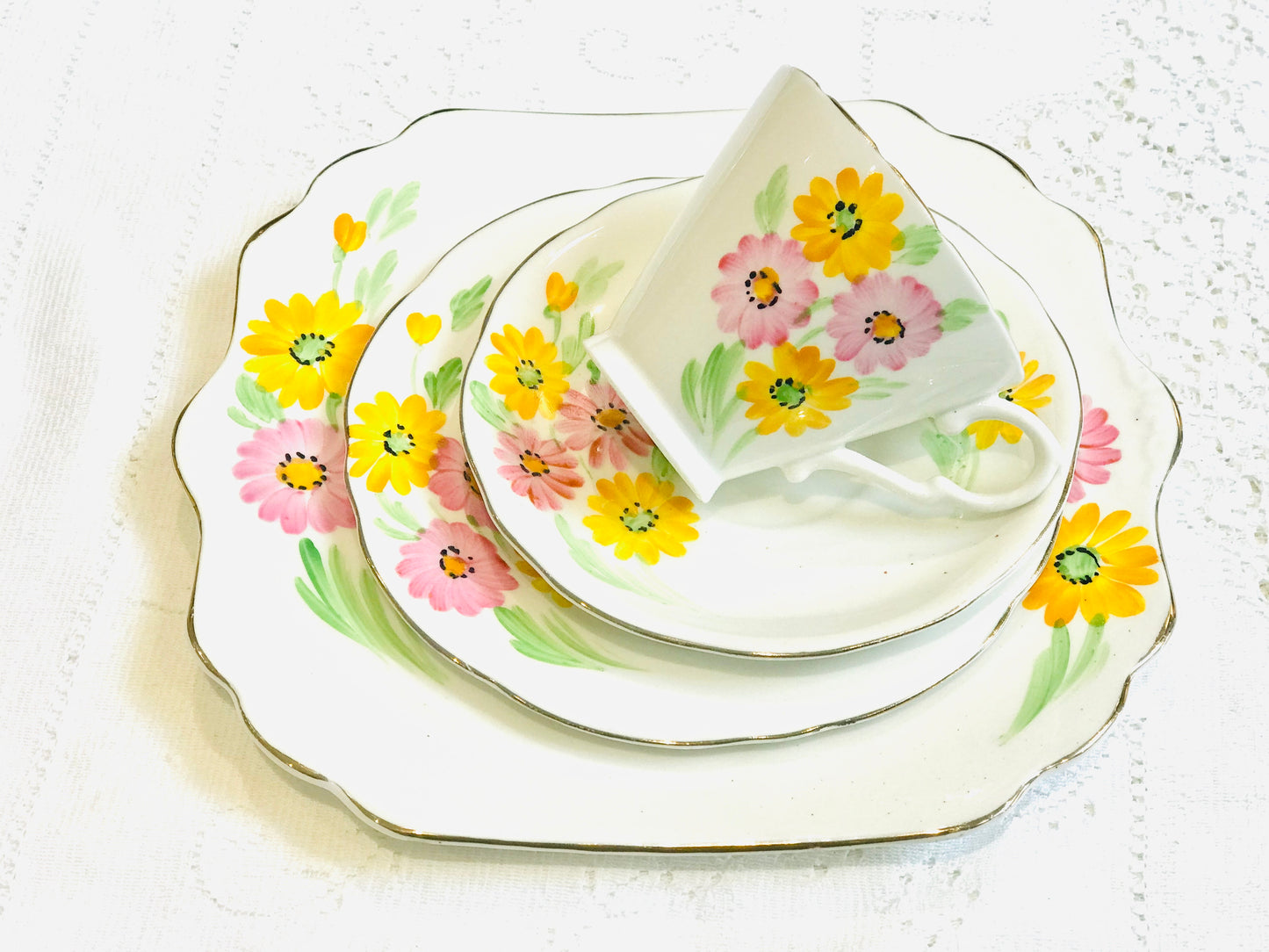 Hübsches Vintage-Teeservice mit rosa und gelben Blumen
