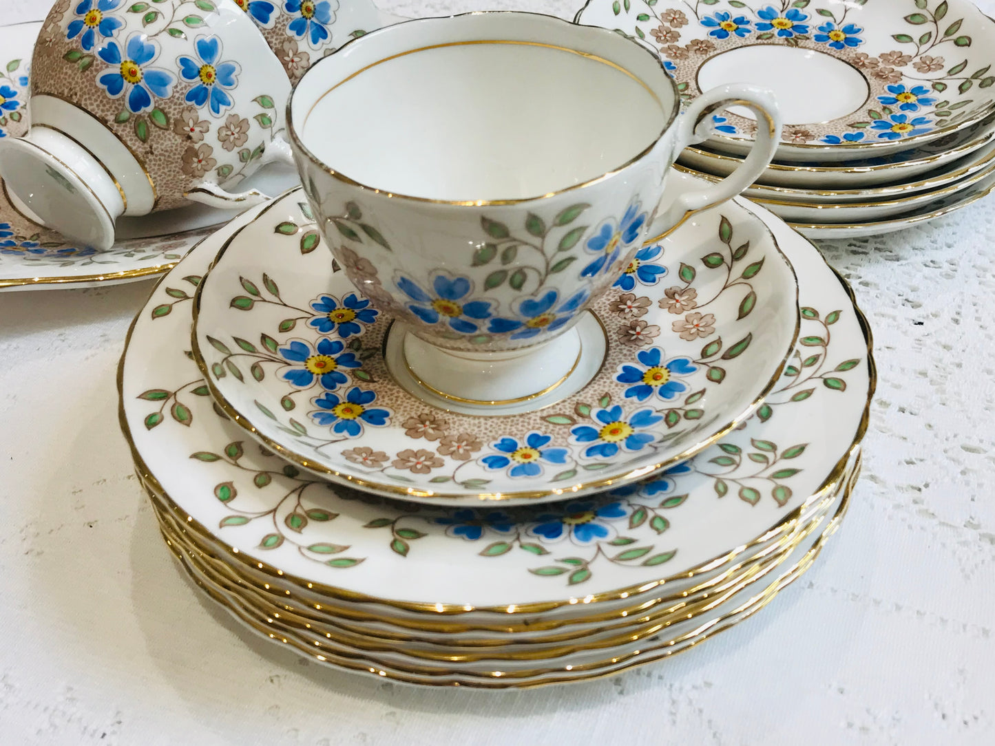Hübsche blau-weiß geblümte toskanische Teetassen und Untertassen